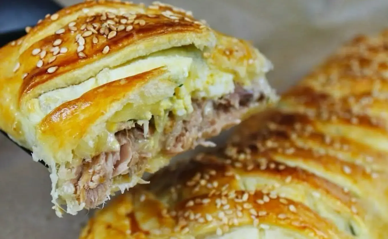 Tasche di pasta sfoglia con tonno e formaggio