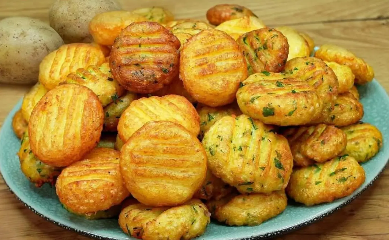 Frittelle di patate croccanti con salsa all’aglio