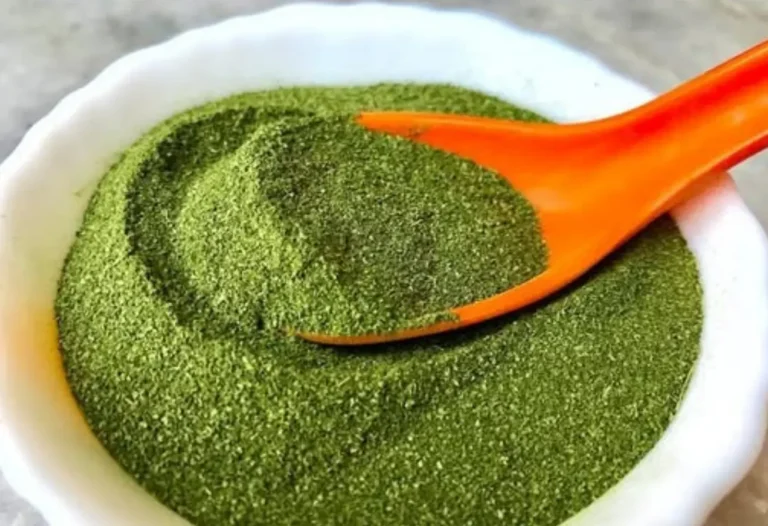 Ecco la mia polvere di rosmarino, ne basta un pizzico per trasformare le tue patate al forno o il tuo pollo in un piatto prelibato.