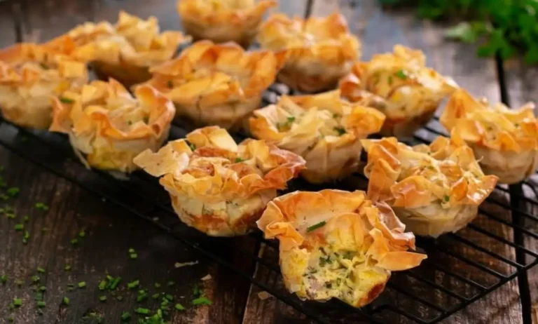 Tortine salate di pasta fillo con pancetta ed erba cipollina