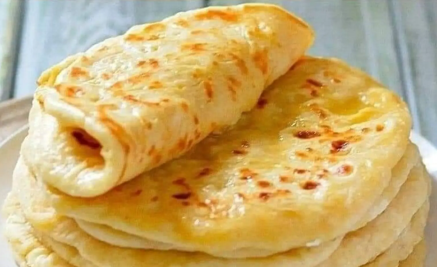 Panes planos hechos en casa con perejil y hojuelas de chile.