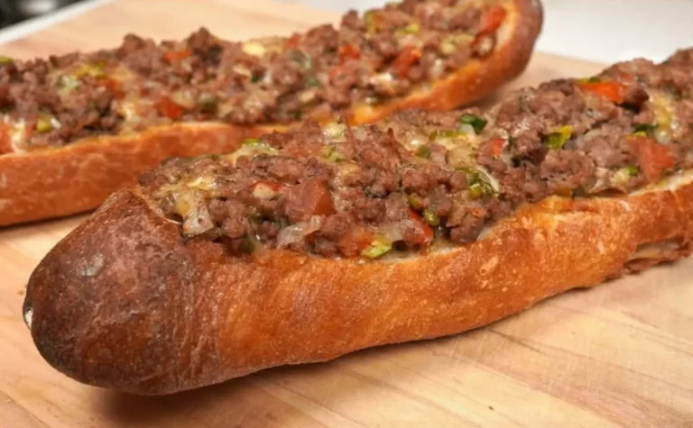 Barchette di baguette al formaggio con carne macinata, havarti ed erbe aromatiche