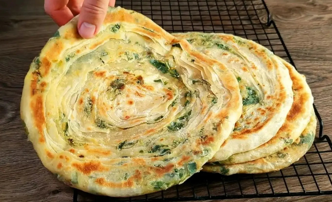 Non si può comprare questo pane al supermercato! È il miglior pane piatto in padella che abbia mai mangiato.
