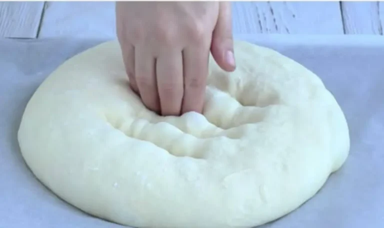 Basta mescolare un po’ di farina, lievito e acqua e cuocere per soli 30 minuti. Salvate la ricetta: