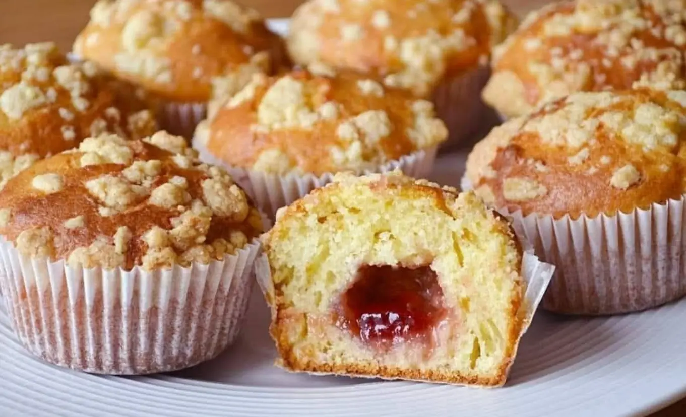 Quando ho la marmellata preparo sempre questi muffin! Si preparano in modo semplice e veloce, e il risultato vi sorprenderà.