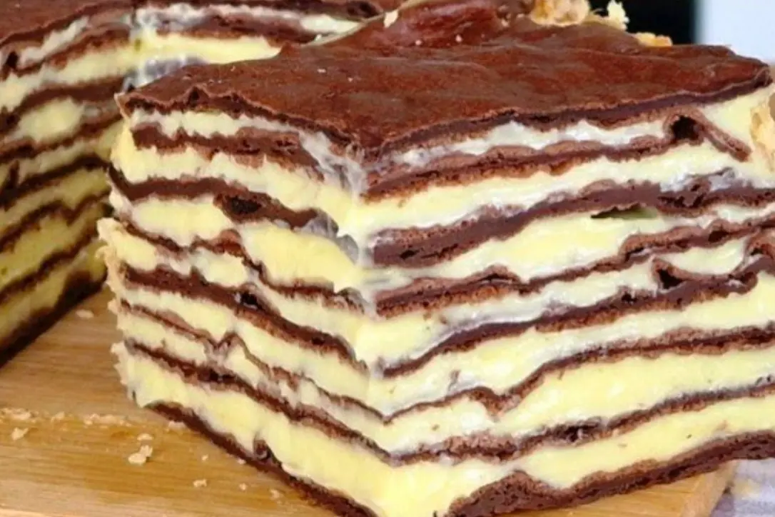 Un Morso di Paradiso: La Torta Karpatka alla Crema Pasticcera