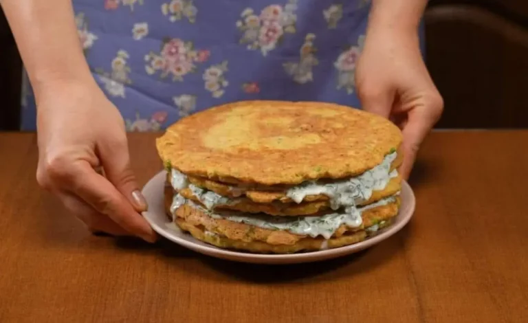 Frittelle di zucchine e lenticchie con salsa alle erbe fatta in casa