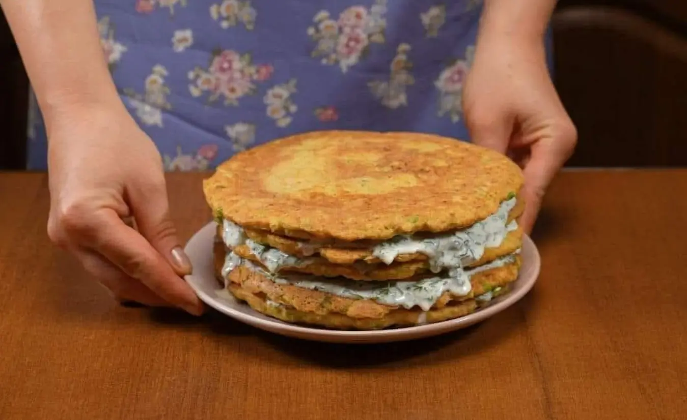 Frittelle di zucchine e lenticchie con salsa alle erbe fatta in casa