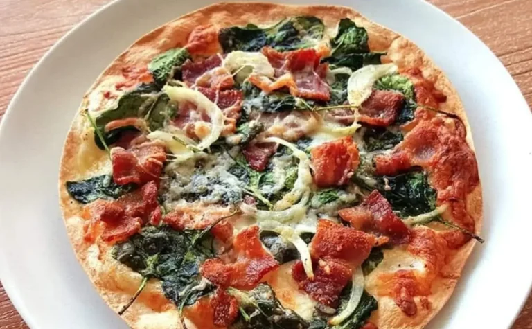 Vuoi cambiare la tua routine per la colazione usando le tortillas? Prova a preparare una pizza per la colazione fatta in casa, veloce e facile da preparare in soli 10 minuti.