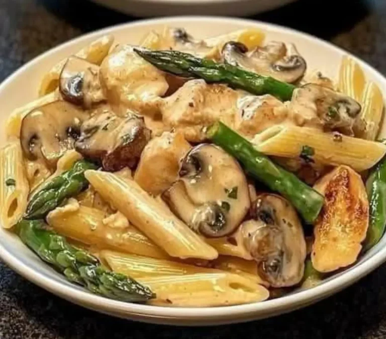 Penne con pollo cremoso, funghi e asparagi