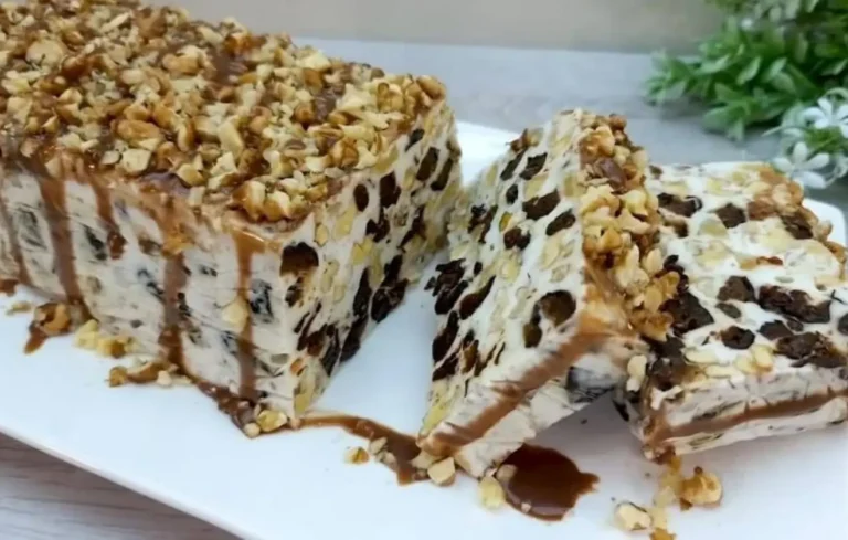 Jalea de crema agria con ciruelas y nueces.