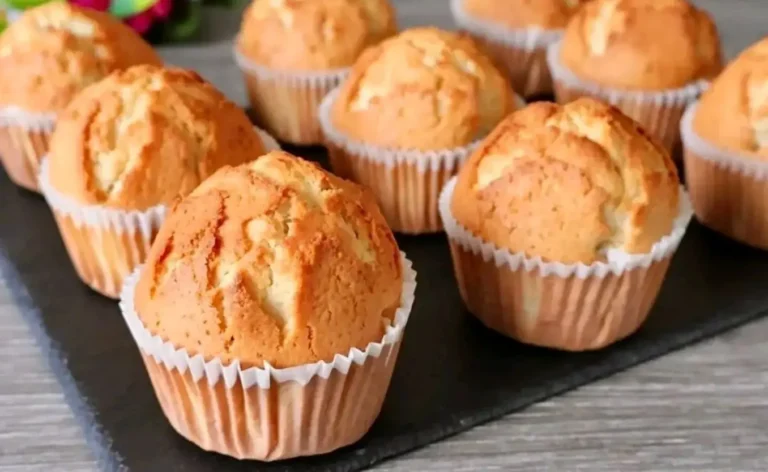 Ricetta facile per muffin alla vaniglia. Super soffici e morbidi. Facile da preparare.