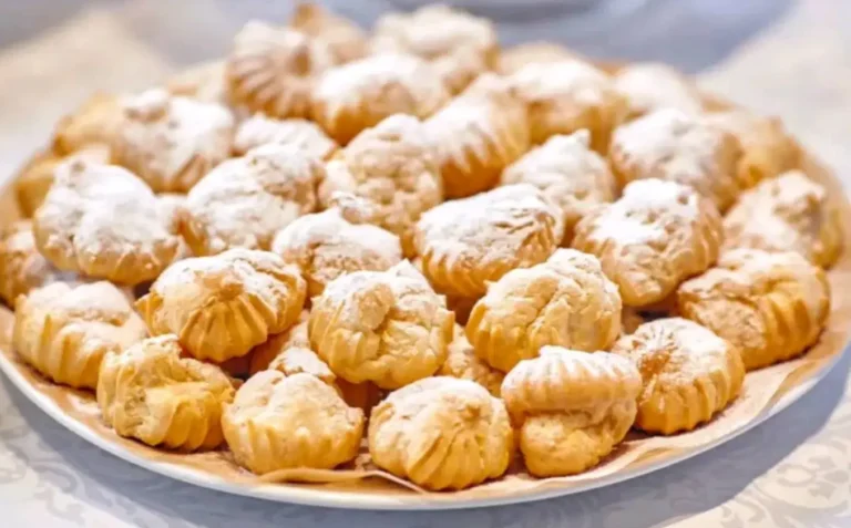 Zeppole di San Giuseppe, dei dolci italiani tradizionali riempiti con crema pasticcera,