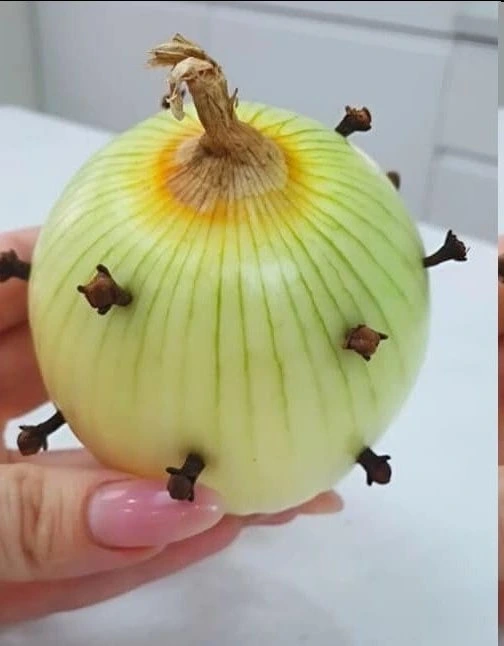 Mi abuela siempre pone un clavo en la cebolla: me sorprendí cuando me enteré de por qué.