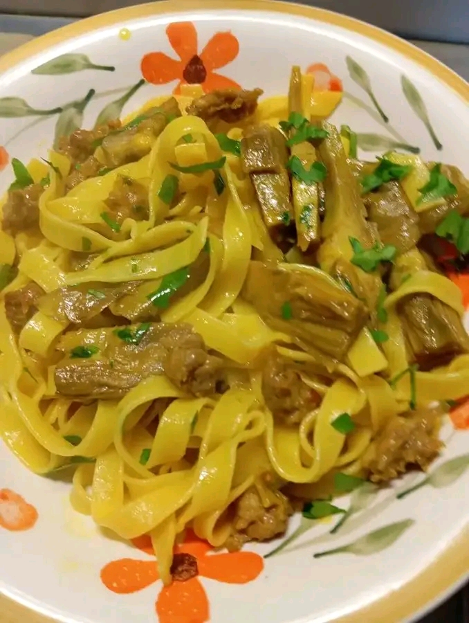 Fettuccine con salsiccia e carciofi
