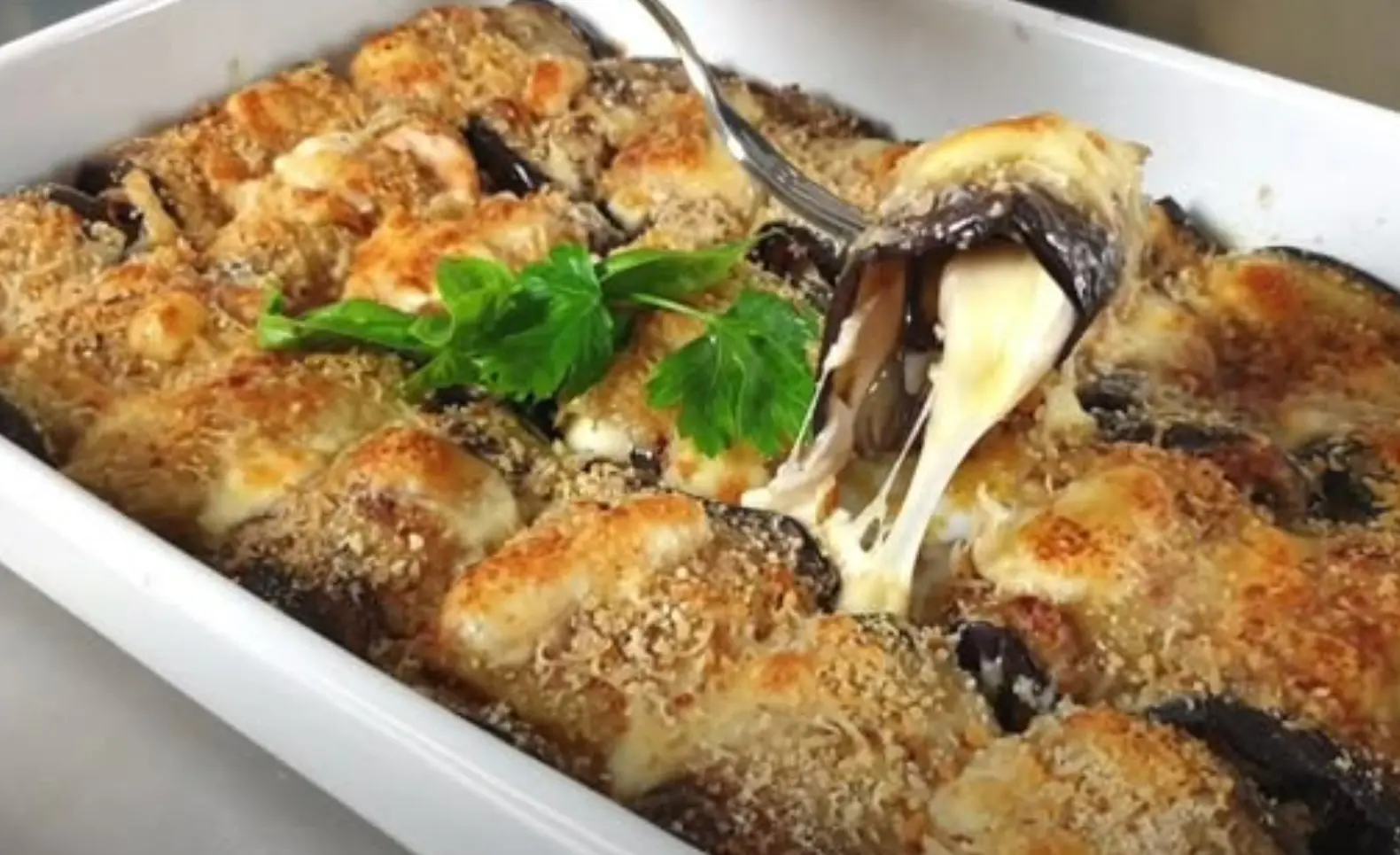 Farcisci le fettine di melanzane, avvolgi e metti in teglia!