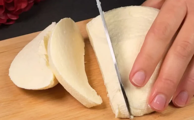 Non comprare il formaggio! 1 kg di formaggio fatto in casa da 1 litro di latte in una pentola!