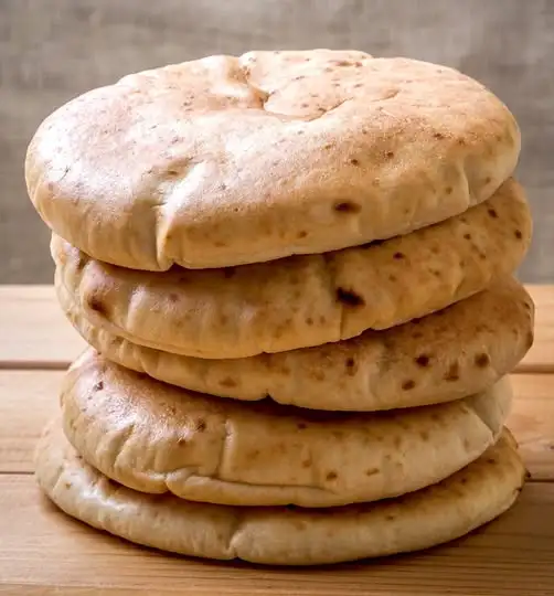 Farina, acqua, lievito e un pizzico di zucchero.