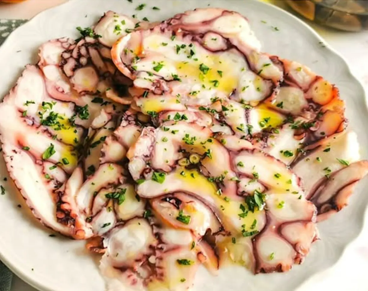 Bolli il polpo, pressalo in una bottiglia e lascialo raffreddare in frigo!