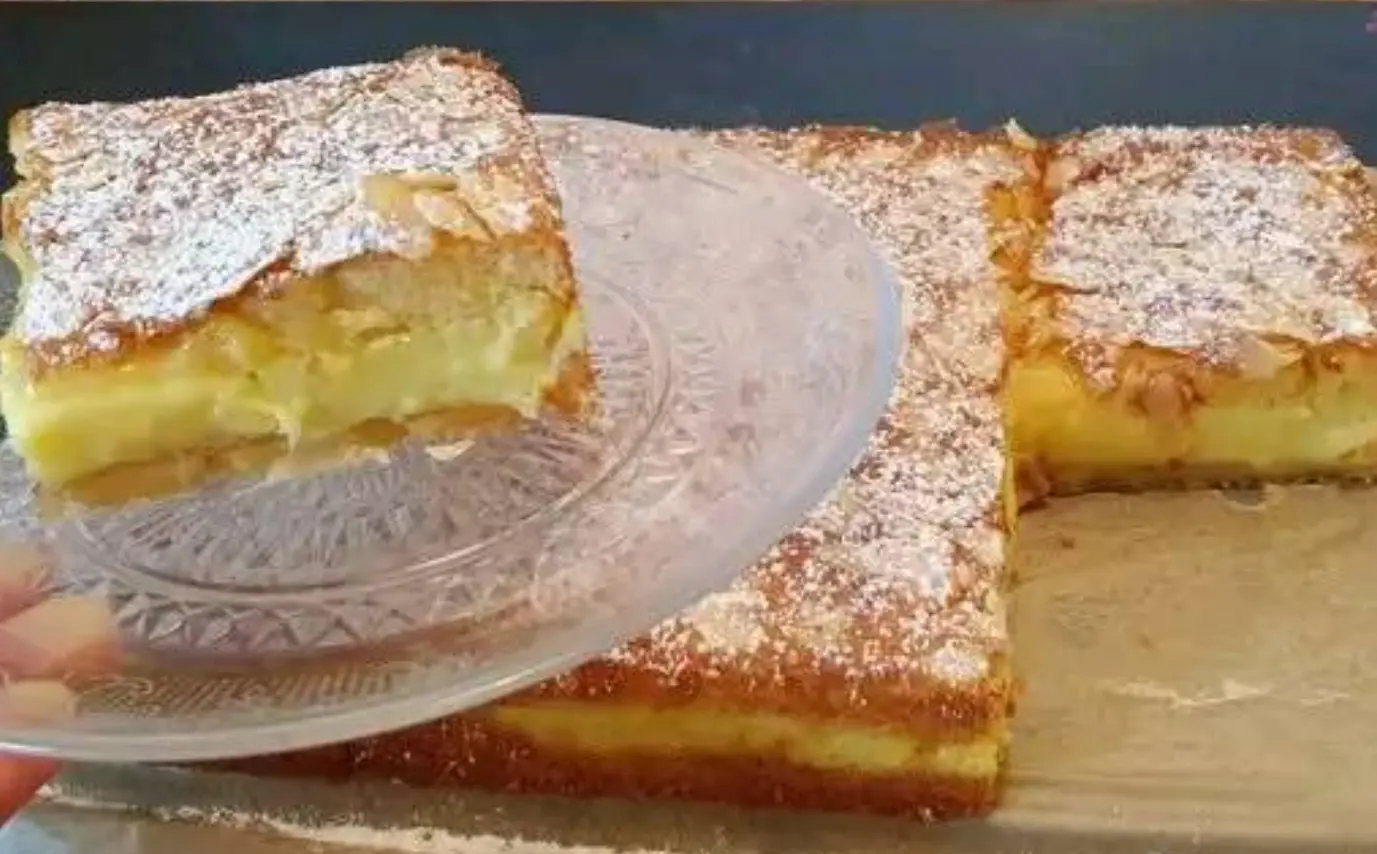 Una deliziosa torta farcita con crema al limone. Si scioglie in bocca. Perfetta per gli ospiti!
