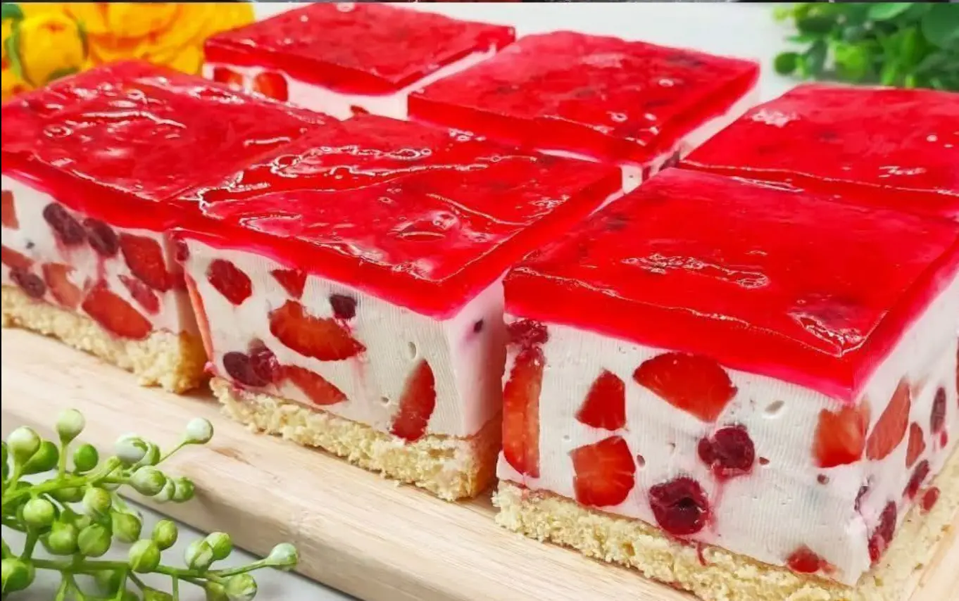 Torta a strati con crema ai frutti di bosco e gelatina di ciliegie