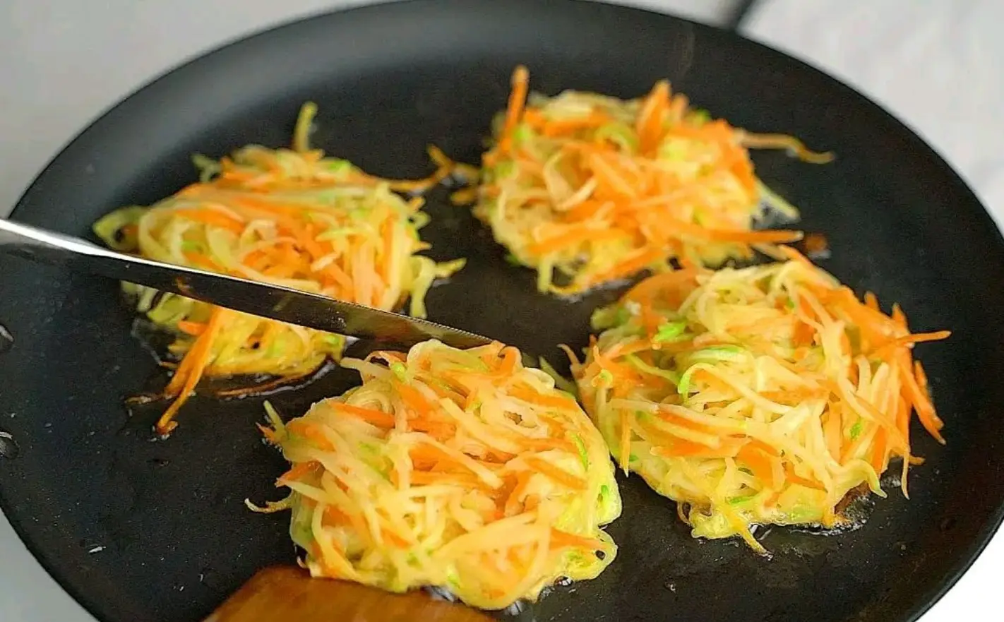 Mangia questo a cena e dimagrisci! Frittelle di carote, patate e zucchine
