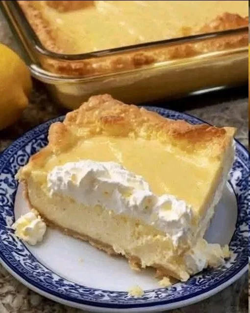 Pastel de crema a la antigua: una cremosa porción de comida americana recién salida del horno