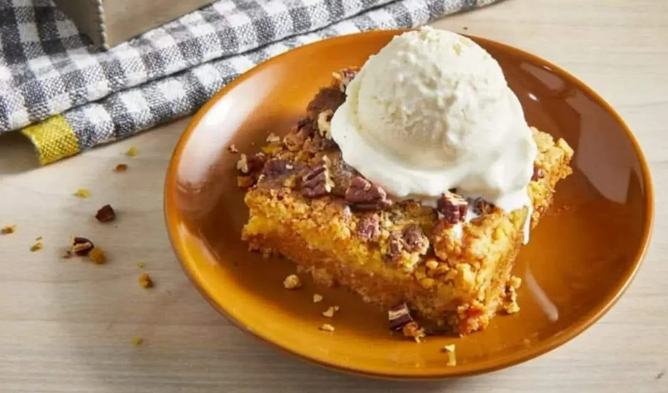 Torta di zucca speziata con panna montata e noci pecan croccanti