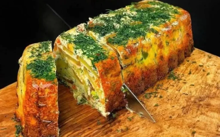 Insalata di patate classica con panna acida ed erbe fresche