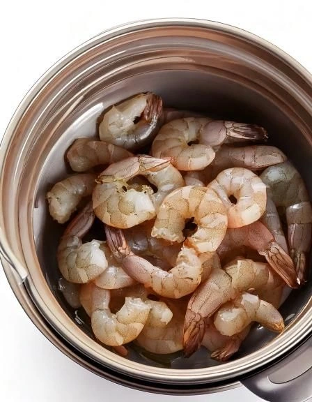 Pon camarones crudos en una olla de cocción lenta con estos 3 ingredientes. ¡Un marisco celestial!