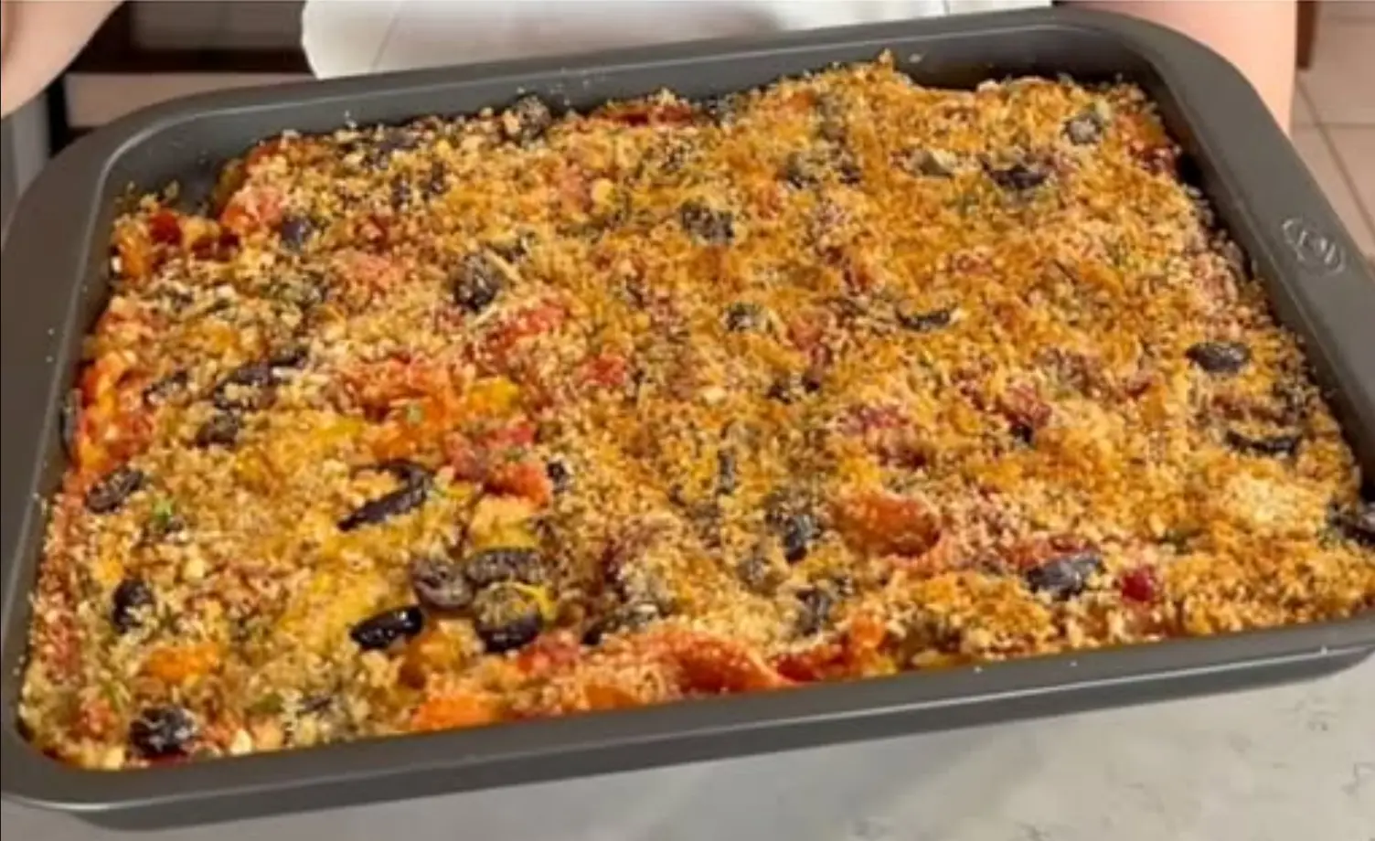 Cuoci i peperoni in forno, condiscili in questo modo e falli gratinare! Un contorno semplice ma buonissimo