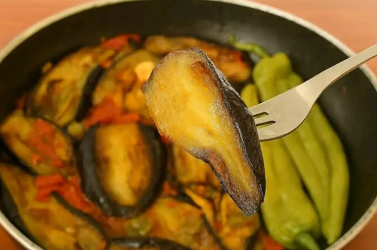 La ricetta delle melanzane, peperoni e pomodori in padella