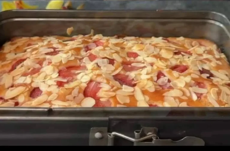 Deliziosa torta allo yogurt con fragole e limone che si scioglie in bocca! La torta più deliziosa che abbia mai fatto!