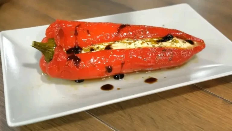 Questa ricetta greca fa impazzire tutti! Peperoni rossi ripieni di feta! Antipasto