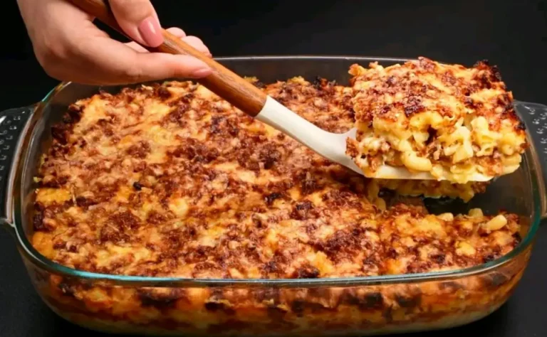 Classica casseruola di pasta con ragù e besciamella al formaggio