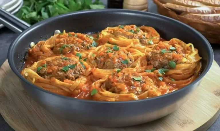 Nidi di tagliatelle con carne macinata – Veloci, gustosi e cotti in padella