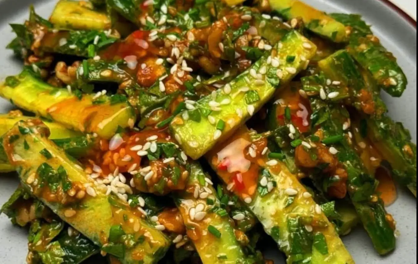 Insalata di cetrioli e noci con condimento al burro d’arachidi: un tocco rinfrescante e saporito