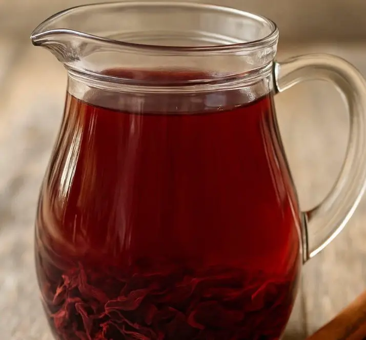 Tè all’ibisco, cannella e alloro: l’infuso naturale che disintossica, snellisce e rivitalizza