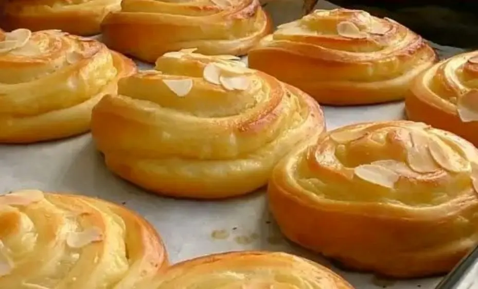 Panino alla crema pasticcera – Morbido e cremoso