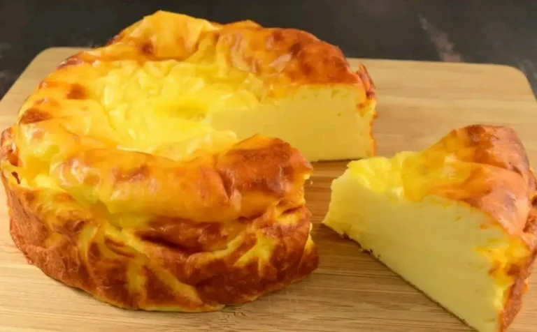 Per preparare questa deliziosa torta allo yogurt avrete bisogno di yogurt, uova, amido di mais (sì! senza farina e senza zucchero!) e cinque minuti.