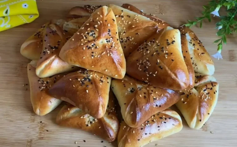 Sono morbidi, soffici e assolutamente irresistibili, ideali per uno spuntino o un aperitivo durante le feste.