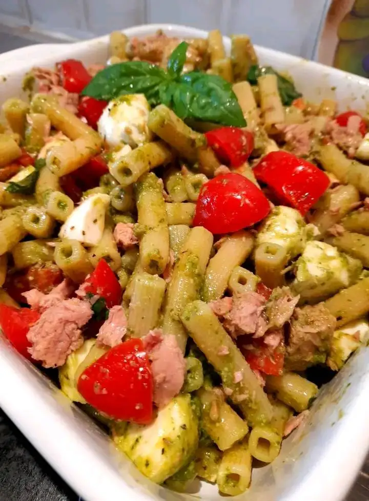 Pasta Fredda con Pesto Fresco Tonno Pomodorini e Mozzarella