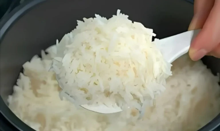 Verso acqua bollente sul riso! L’ho imparato in un ristorante. È il riso più delizioso che abbia mai mangiato.