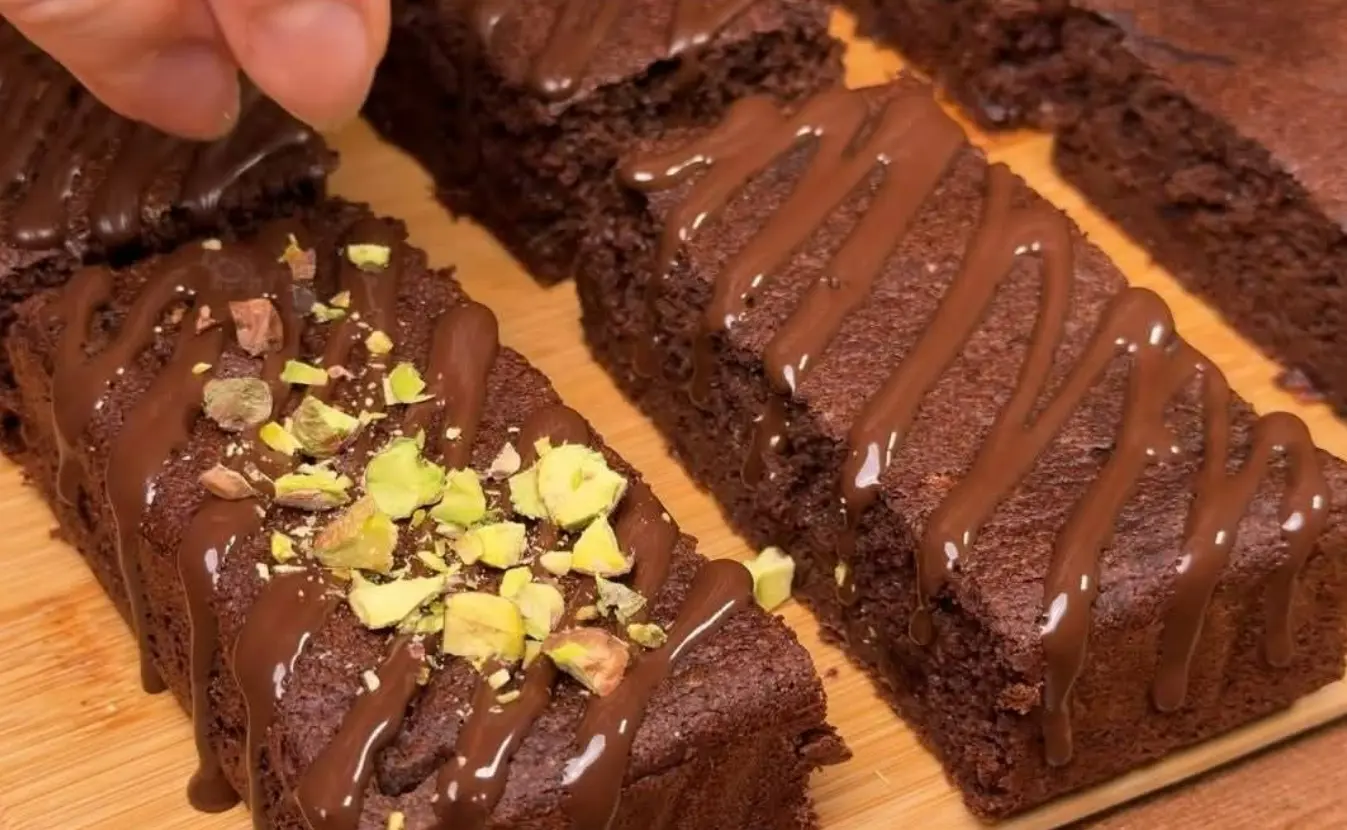 Brownie di mele con cioccolato fondente e mirtilli rossi