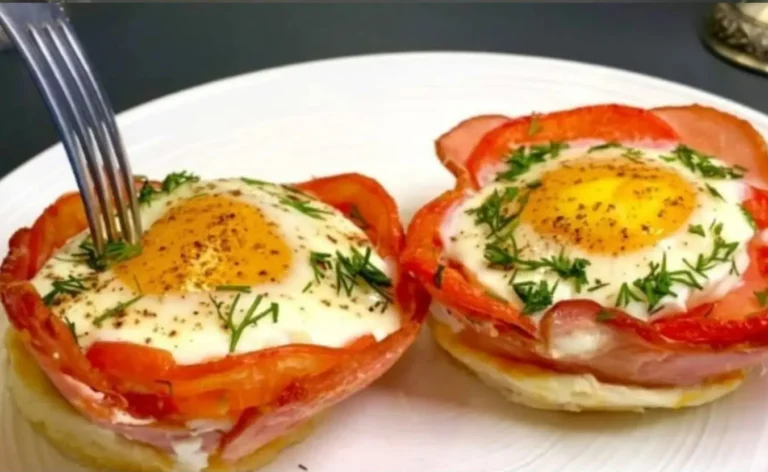 Uova in coppetta con prosciutto e formaggio