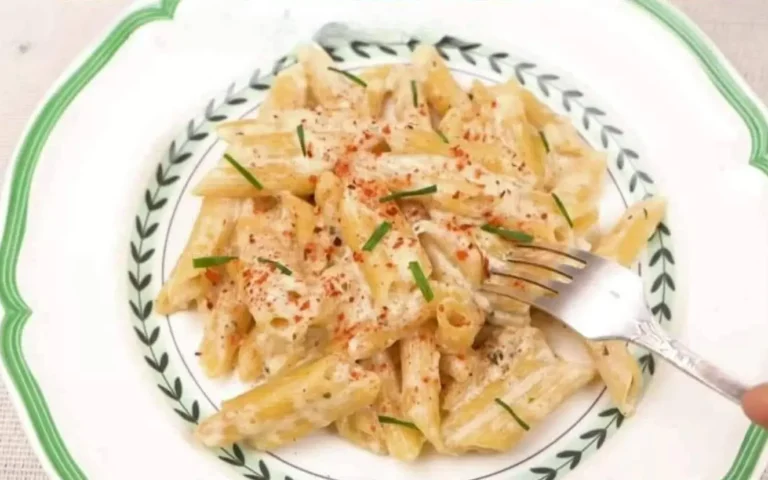 Nessuno avrebbe mai pensato che sarebbe stato così delizioso! Ricetta per la pasta facile, pronta in soli 2 minuti.