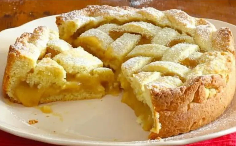 Crostata Cuor di Mela: Il Dolce dal Gusto di Casa che Scalda il Cuore”