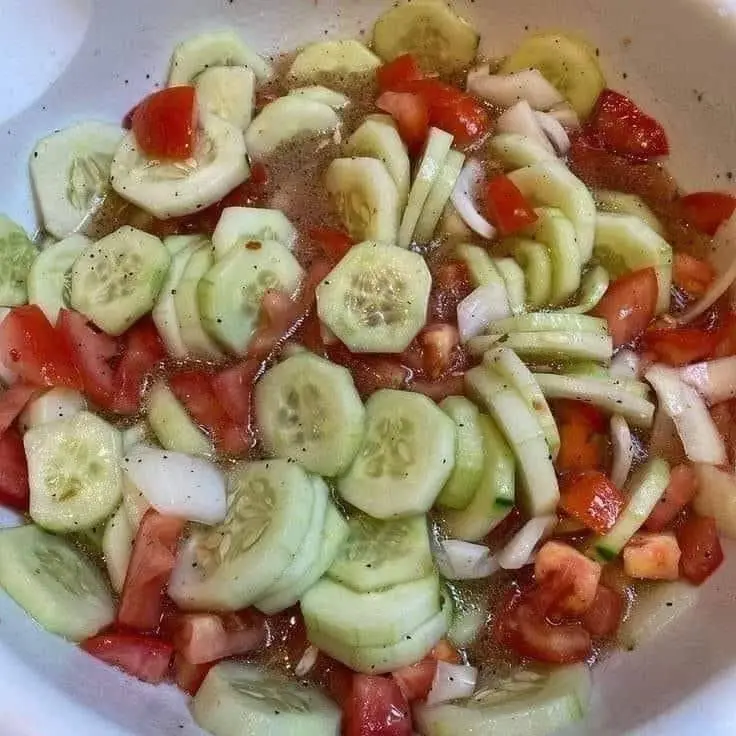 Ensalada de pepino y tomate fresco