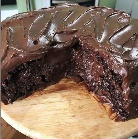 Cómo hacer un pastel de chocolate cremoso con salsa