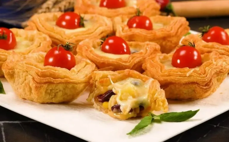 Tasche di pasta sfoglia con ripieno di patate, fagioli e mais al formaggio